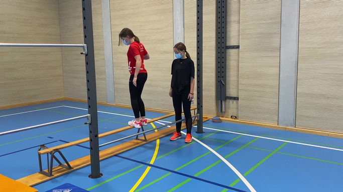 s1d_4x sprünge auf bank und stange